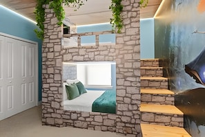 5 bedrooms, iron/ironing board, bed sheets