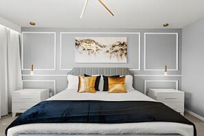 5 habitaciones, tabla de planchar con plancha y ropa de cama