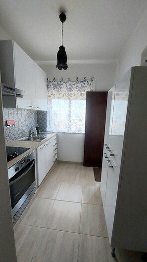 Microondas, horno, placa de cocina y lavavajillas