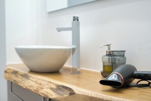 Bruser, hårtørrer, bidet, håndklæder