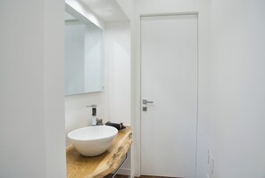 Dusche, Haartrockner, Bidet, Handtücher