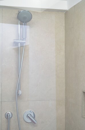 Bruser, hårtørrer, bidet, håndklæder