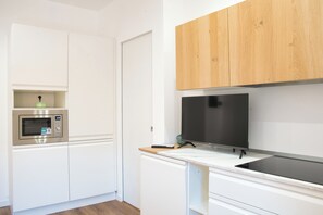 Køleskab, mikrobølgeovn, kogeplade, opvaskemaskine