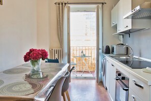 Kühlschrank, Mikrowelle, Herdplatte, Geschirrspüler