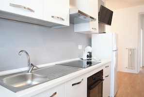 Réfrigérateur, micro-ondes, plaque de cuisson, lave-vaisselle