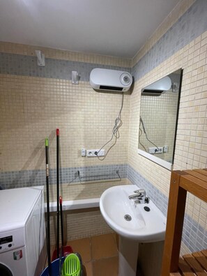 Douche, sèche-cheveux, serviettes fournies
