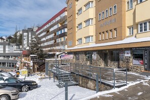 Exterior - 1-Bedroom Apartment in the Artyffal Building (Sierra Nevada)