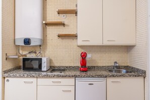 Frigorífico, microondas, placa de cocina y cafetera o tetera