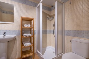 Shower, hair dryer, towels - 1-Bedroom Apartment in the Artyffal Building (Sierra Nevada)