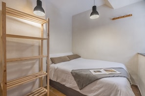 1 bedroom, bed sheets