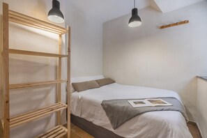 1 bedroom, bed sheets