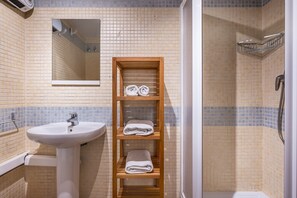 Dusche, Haartrockner, Handtücher