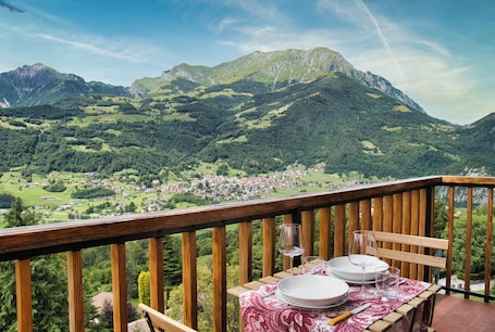 Outdoor dining. Cableway to heaven - Studio Apartment, Sleeps 3