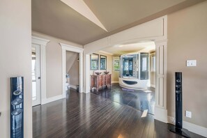 Interior - Incredible view | Château au bord du fleuve (Saint-Augustin-de-Desmaures)