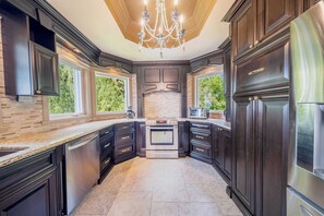 Fridge, microwave, oven, stovetop - Incredible view | Château au bord du fleuve (Saint-Augustin-de-Desmaures)