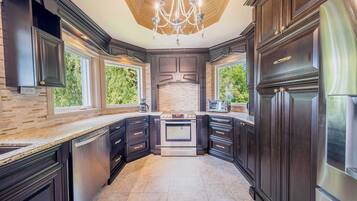 Refrigerador, microondas, horno y parrilla de estufa