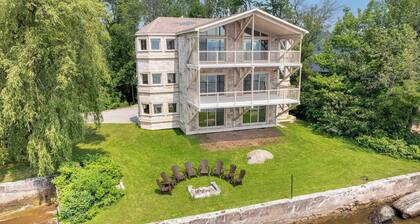 Incredible view | Château au bord du fleuve