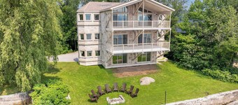 Incredible view | Château au bord du fleuve