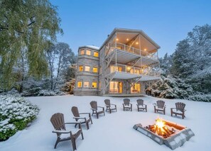 Exterior - Incredible view | Chateau au bord du fleuve (Saint-Augustin-de-Desmaures)