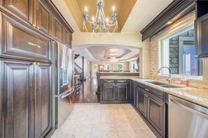 Interior - Incredible view | Château au bord du fleuve (Saint-Augustin-de-Desmaures)