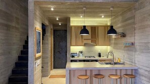 Kühlschrank, Herdplatte, Wasserkocher mit Kaffee-/Teezubehör