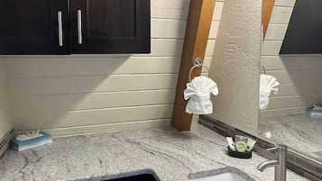 Suihku, hiustenkuivaaja, pyyhkeet