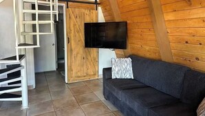 Smart TV - A cozy forest-side chalet with beautiful views of Sedona's red rocks. (Sedona)