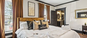 2 Hot Tubs/Private Bar/ Pickleball & Basketball Ct/2Kitchens/5 Full Bathrooms