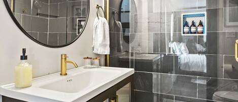 Douche, sèche-cheveux, bidet, serviettes fournies