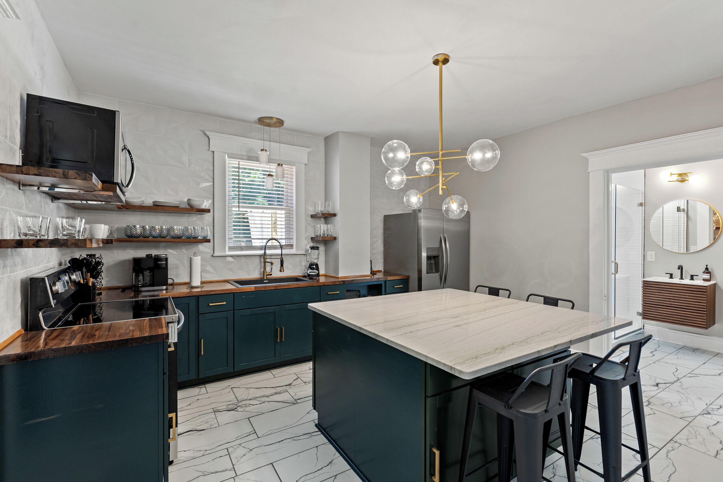 Geladeira, micro-ondas, fogão, cooktop