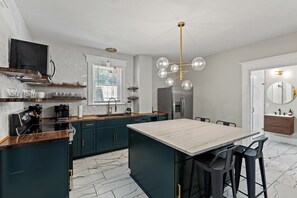 Een koelkast, een microgolfoven, een oven, een kookplaat