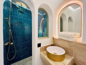 Doppia Comfort | Bagno | Doccia, soffione a pioggia, set di cortesia gratuito, asciugacapelli