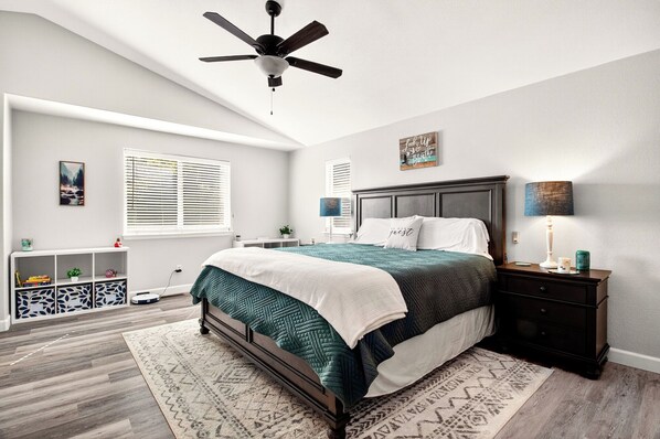 3 chambres, bureau, fer et planche à repasser, lit de bébé portatif