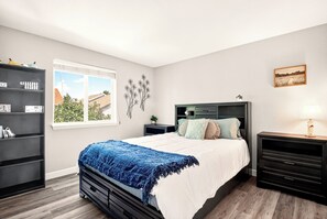 3 Schlafzimmer, Schreibtisch, Bügeleisen/Bügelbrett, Reisekinderbett
