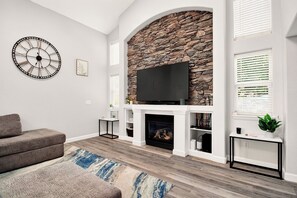 Smart-TV, Kamin, DVD-Player, Bücher