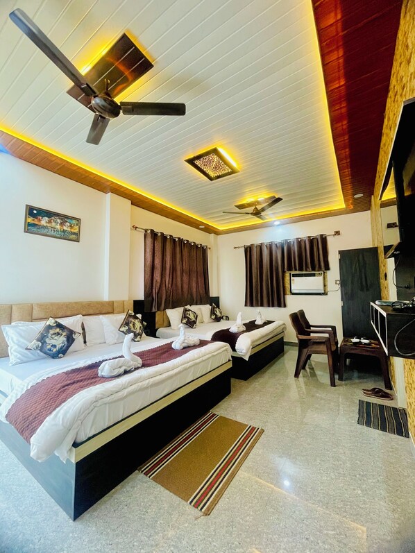 Family Quadruple Room, Balcony, City View | Hypo-allergenic bedding, rollaway beds, free WiFi