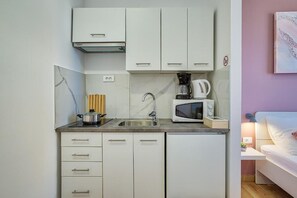 Fridge, microwave, stovetop, dishwasher
