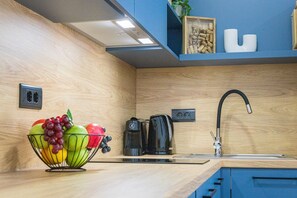 Geladeira, micro-ondas, cooktop, lava-louças