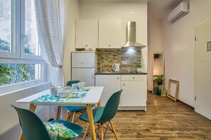 ثلاجة، ميكروويف، موقد طهي مسطح، غسالة أطباق