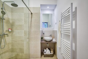 Dusche, Haartrockner, Handtücher, Seife