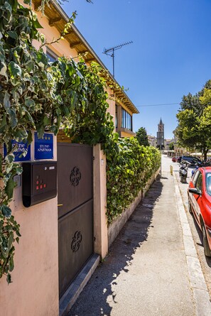 المنطقة المحيطة بالمنشأة