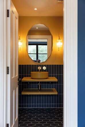 Habitación empresarial | Baño | Regadera, secadora de cabello, toallas, jabón 