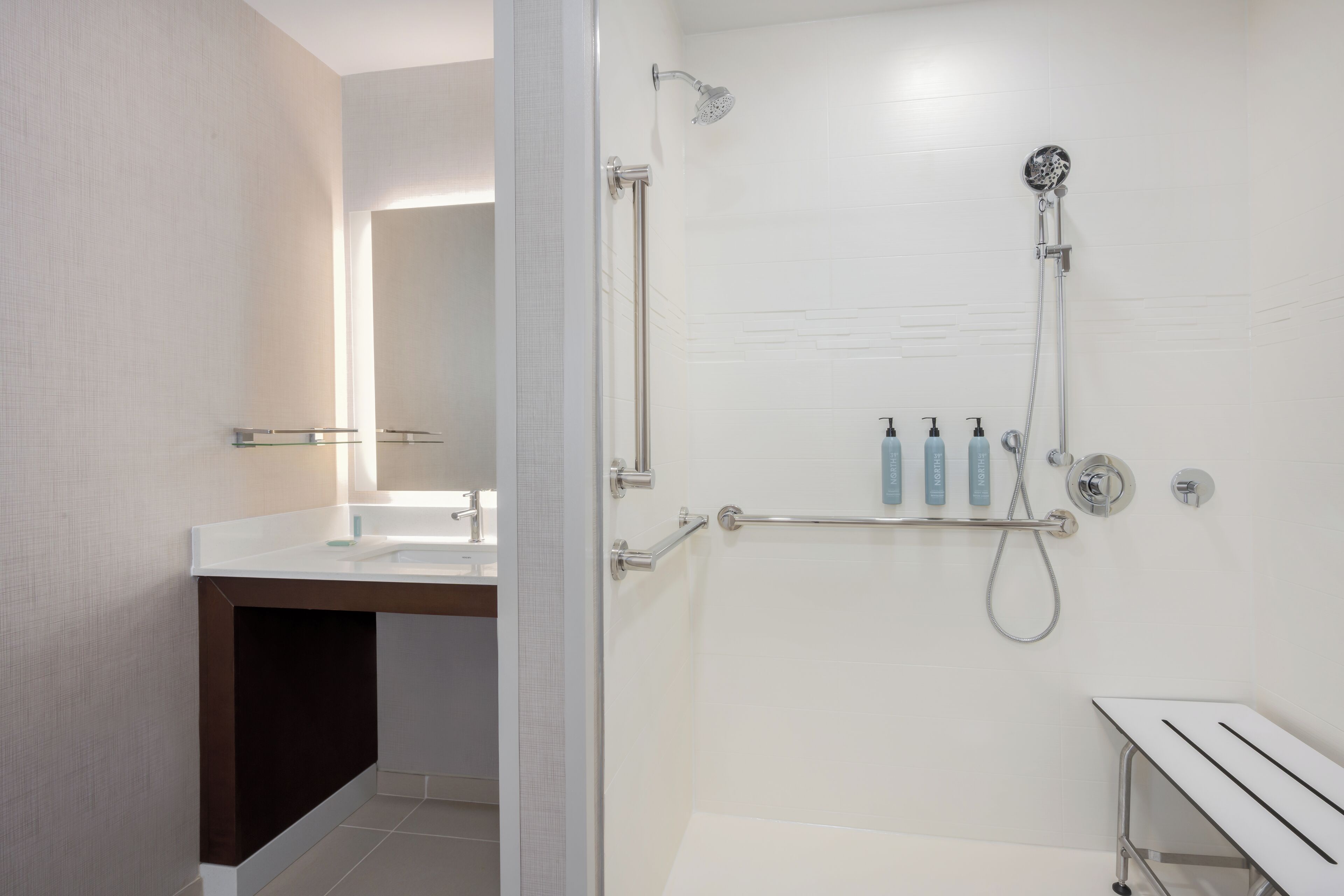 Haartrockner, Handtücher, Seife, Shampoo