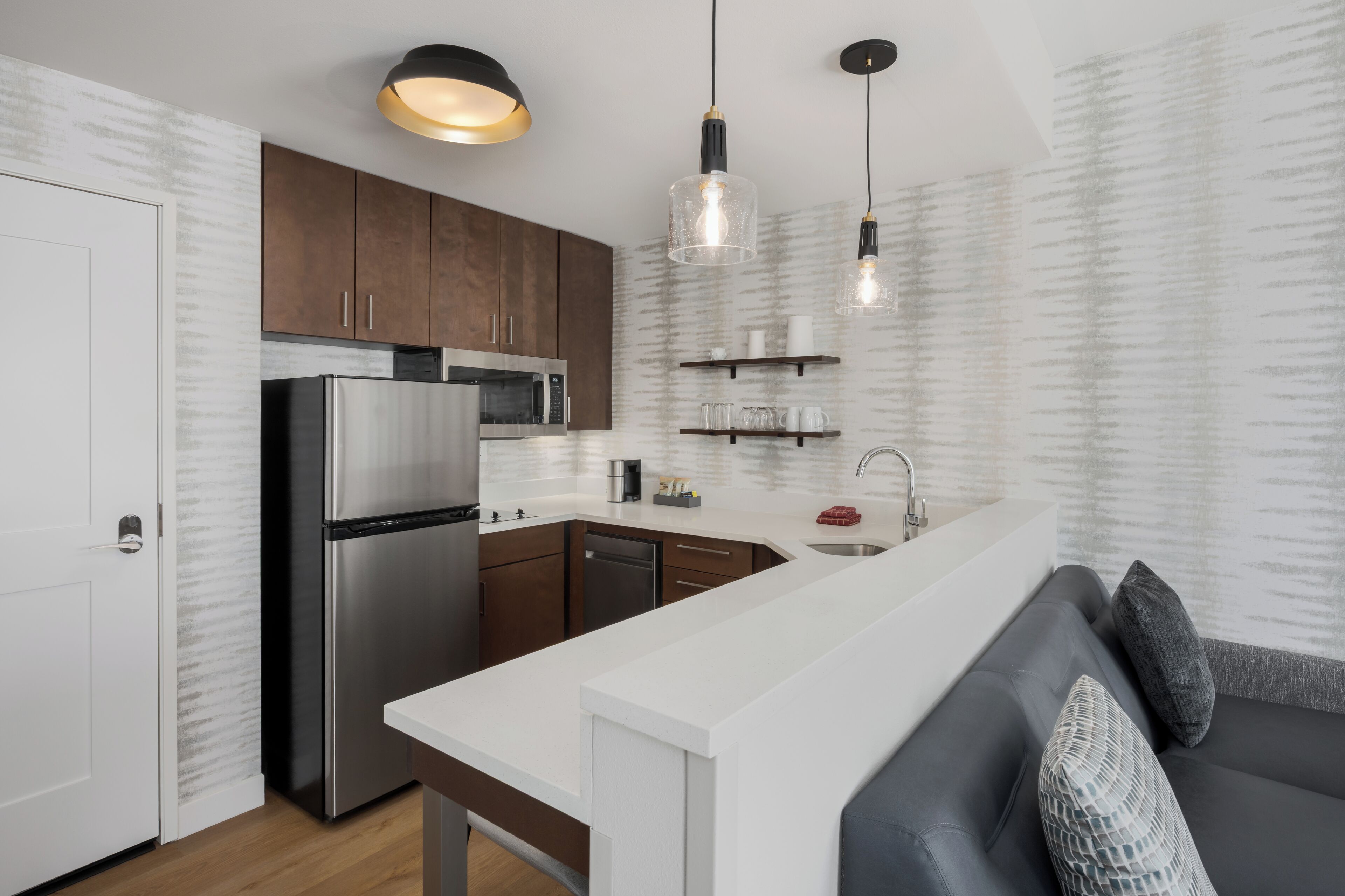 Full-size fridge, microwave, stovetop, dishwasher