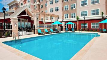 Una piscina al aire libre de temporada