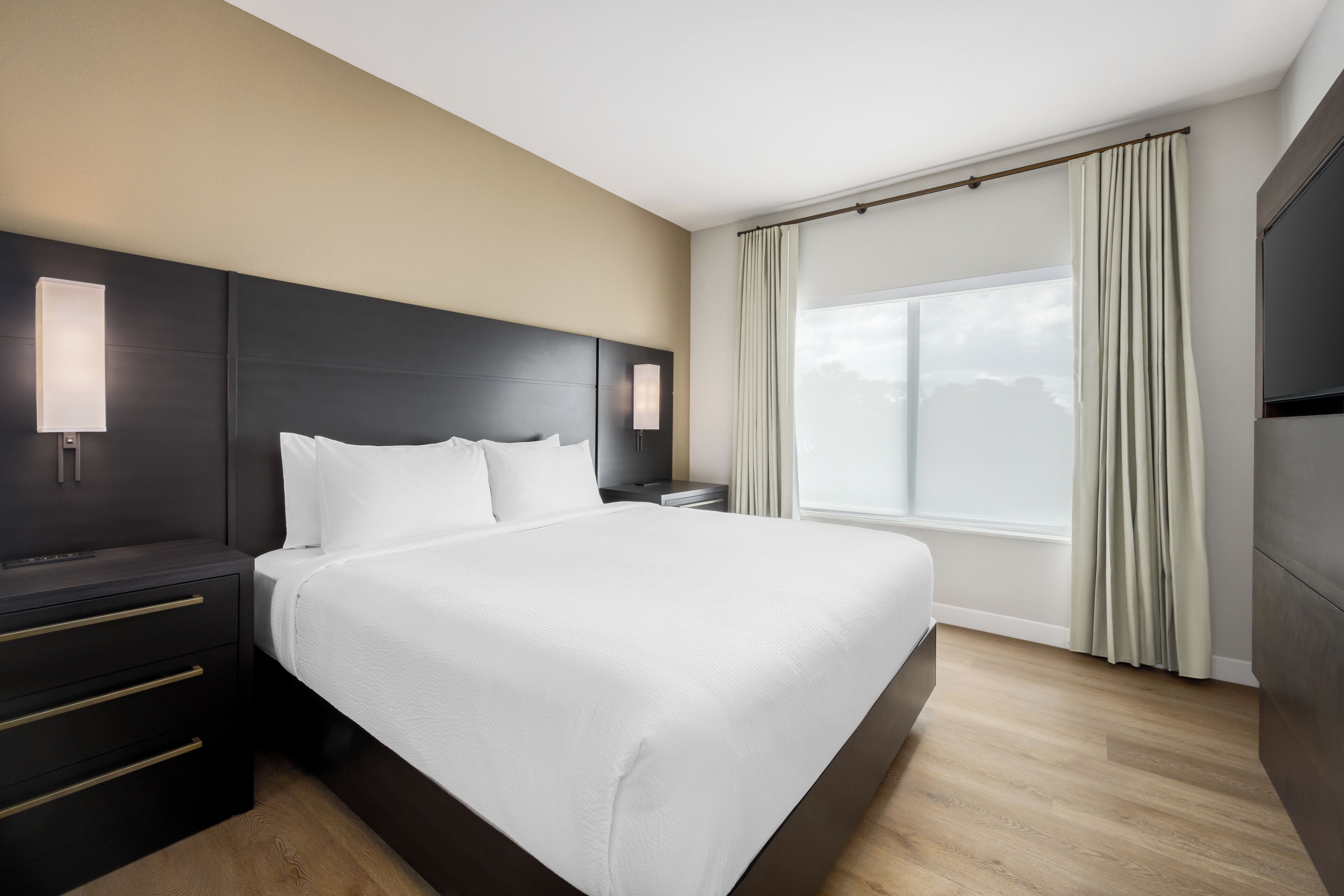 Schreibtisch, laptopgeeigneter Arbeitsplatz, Verdunkelungsvorhänge