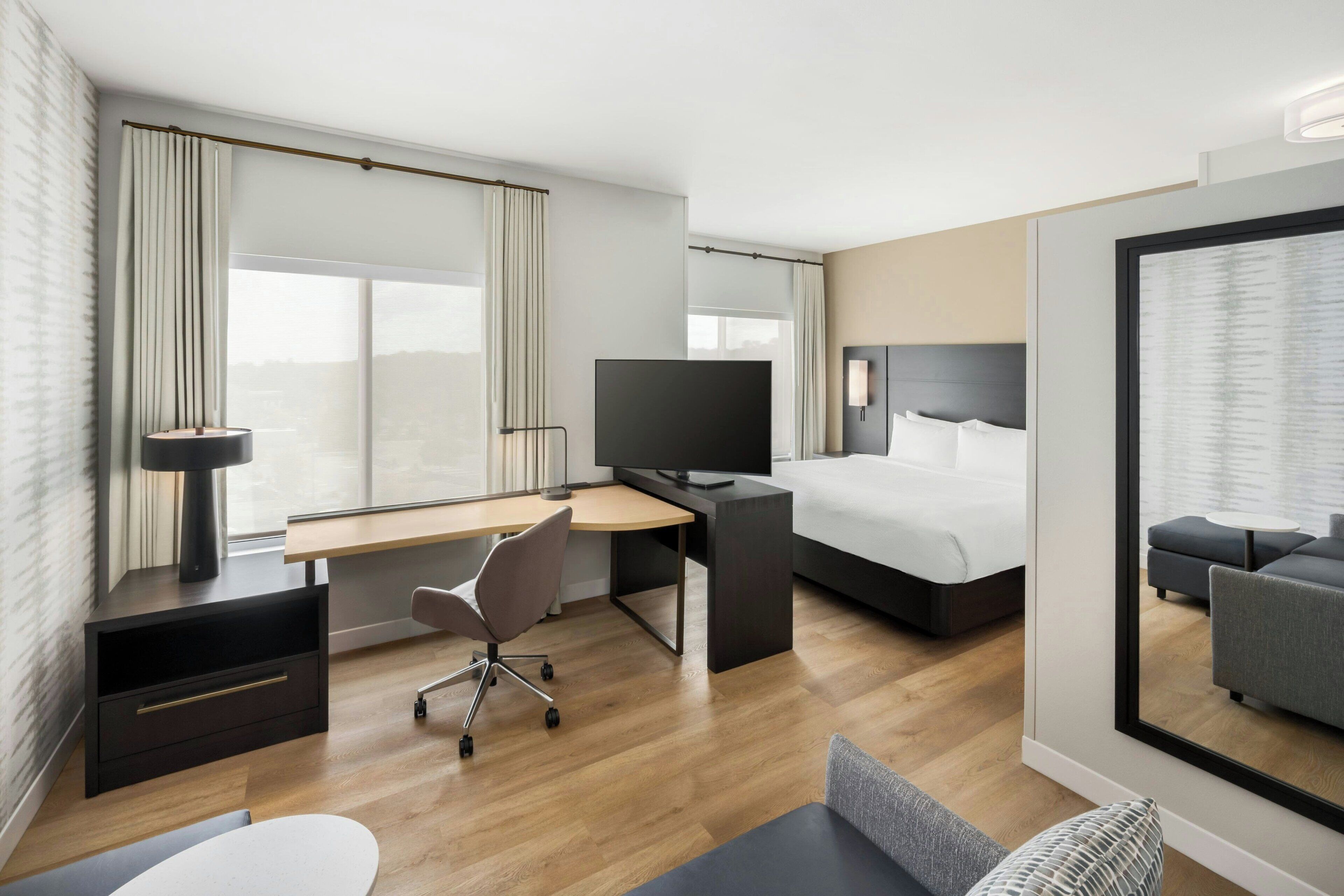 Schreibtisch, laptopgeeigneter Arbeitsplatz, Verdunkelungsvorhänge