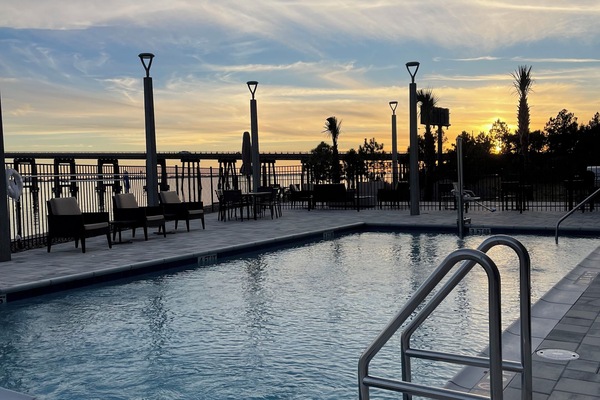 Een seizoensgebonden buitenzwembad, parasols voor strand/zwembad