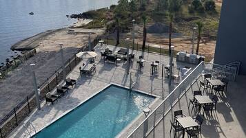 Alberca al aire libre por temporada y sombrillas en la alberca