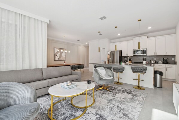 Villa básica | Área de sala de estar | Televisión LED de 32 pulgadas con canales digitales 